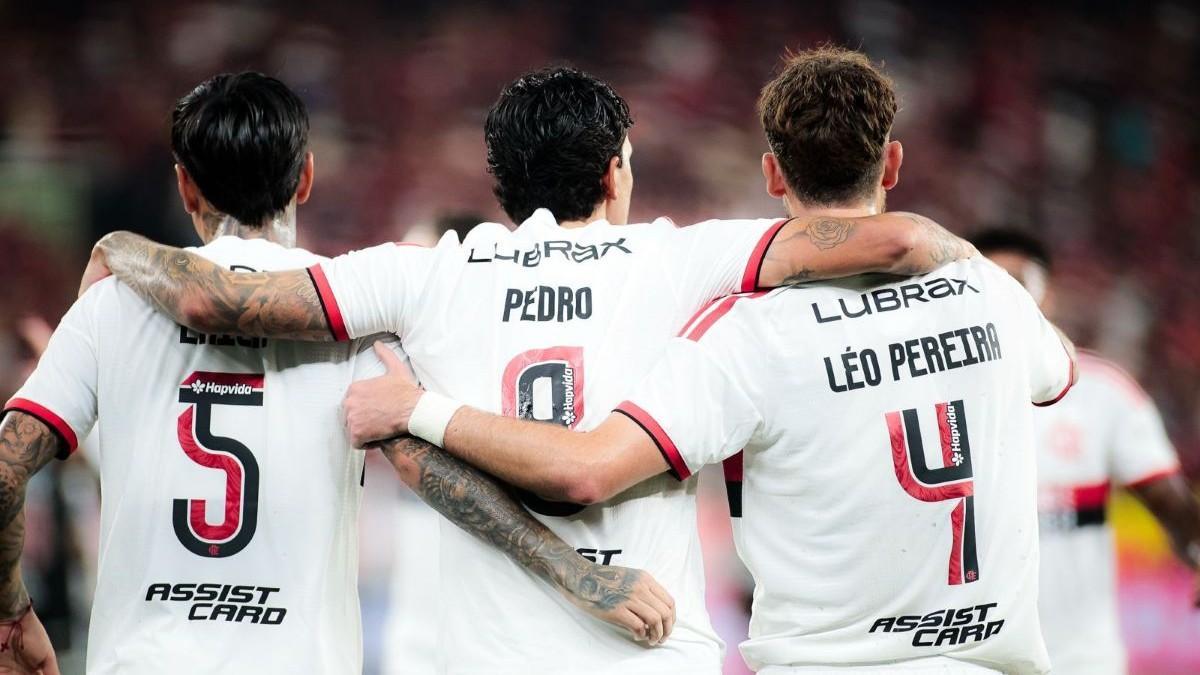 Flamengo goleia Vasco no Nilton Santos e amplia vantagem na liderança do Brasileirão