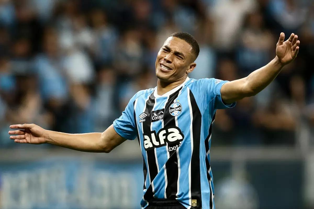 Carlos Vinicius nega pré-contrato com Atlético-MG e foca permanência do Grêmio na Série A